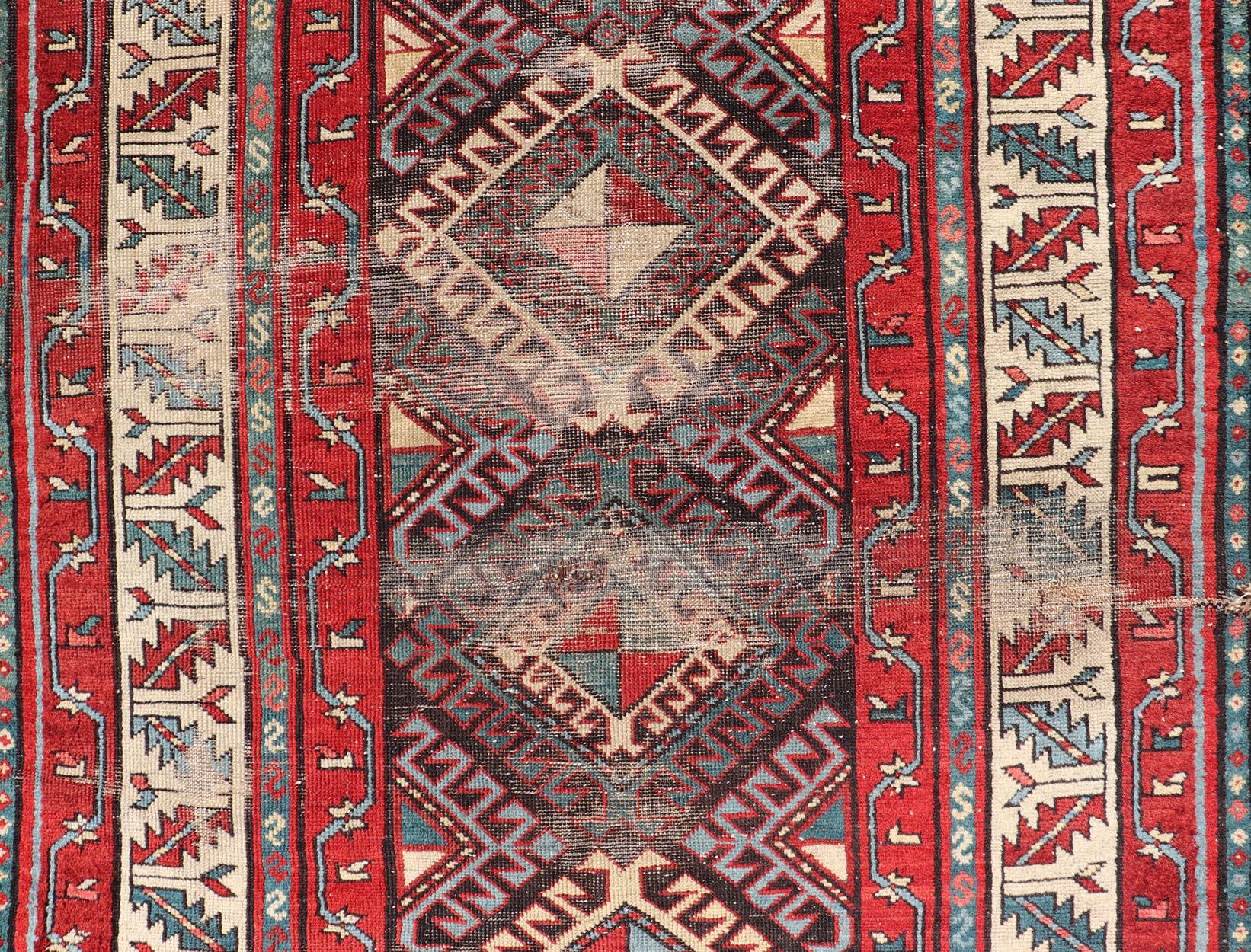 Caucasien Ancien tapis caucasien Kazak avec médaillon à losanges en rouge 3'6 x 6'7 en vente