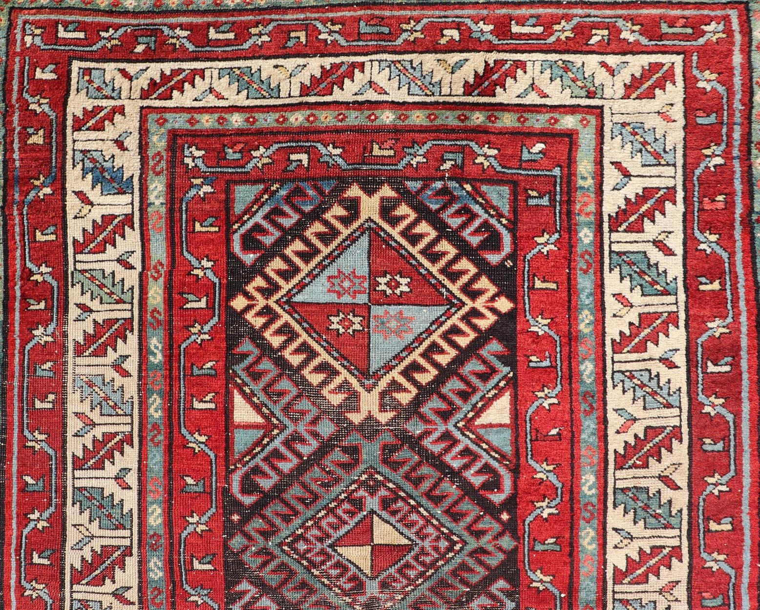Noué à la main Ancien tapis caucasien Kazak avec médaillon à losanges en rouge 3'6 x 6'7 en vente