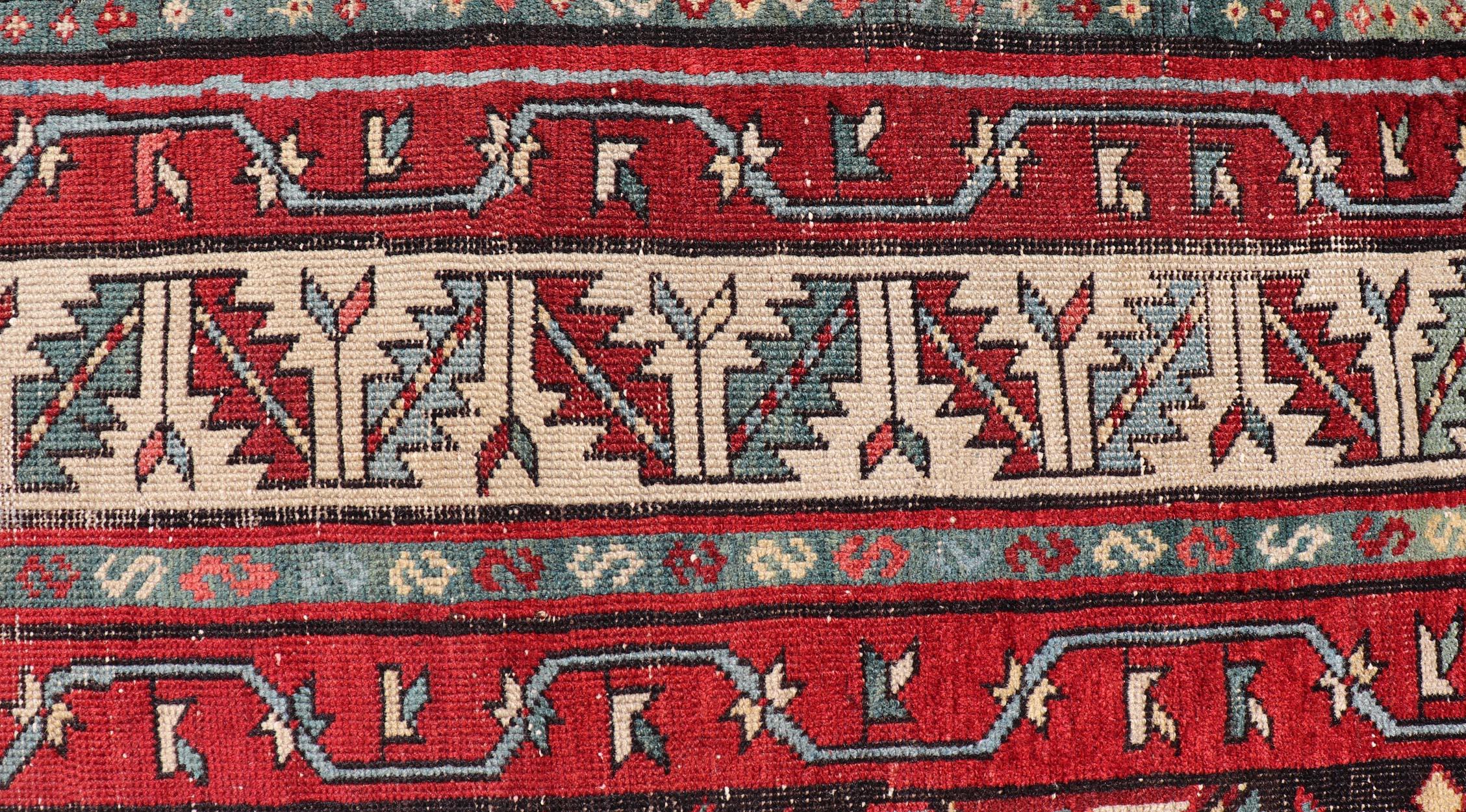 Ancien tapis caucasien Kazak avec médaillon à losanges en rouge 3'6 x 6'7 État moyen - En vente à Atlanta, GA