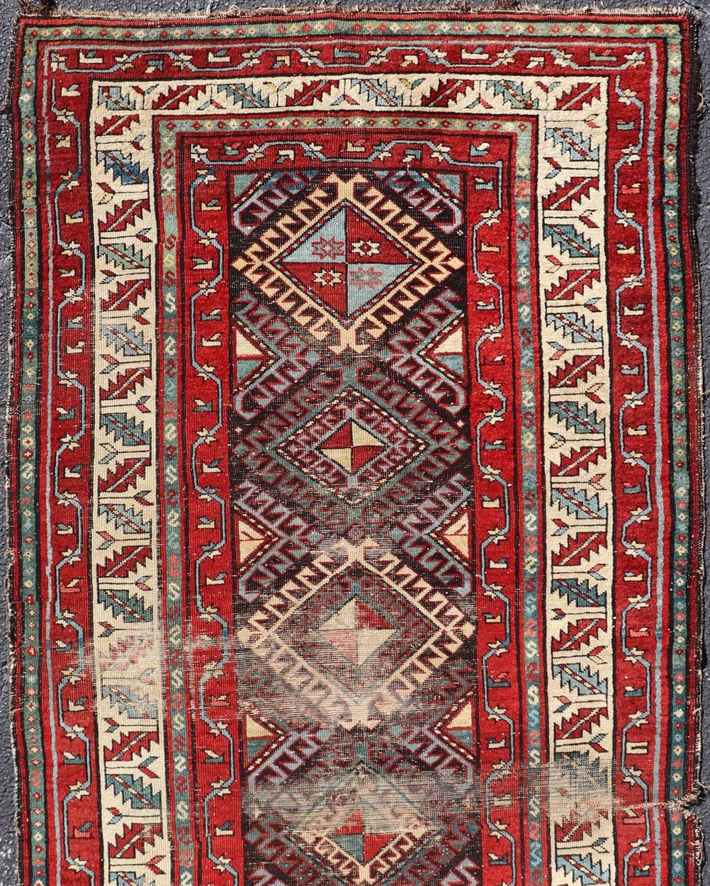 XIXe siècle Ancien tapis caucasien Kazak avec médaillon à losanges en rouge 3'6 x 6'7 en vente