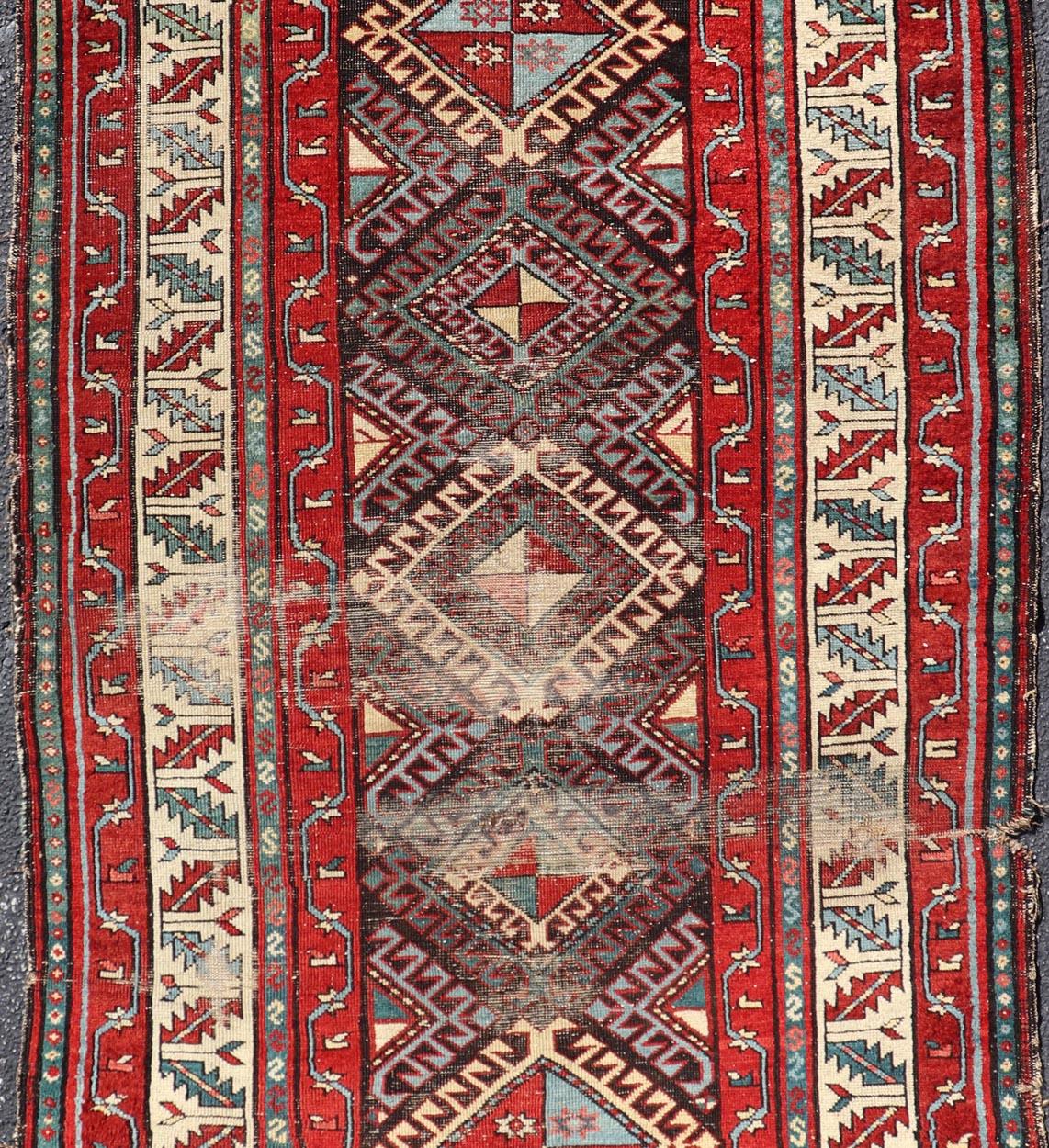 Laine Ancien tapis caucasien Kazak avec médaillon à losanges en rouge 3'6 x 6'7 en vente