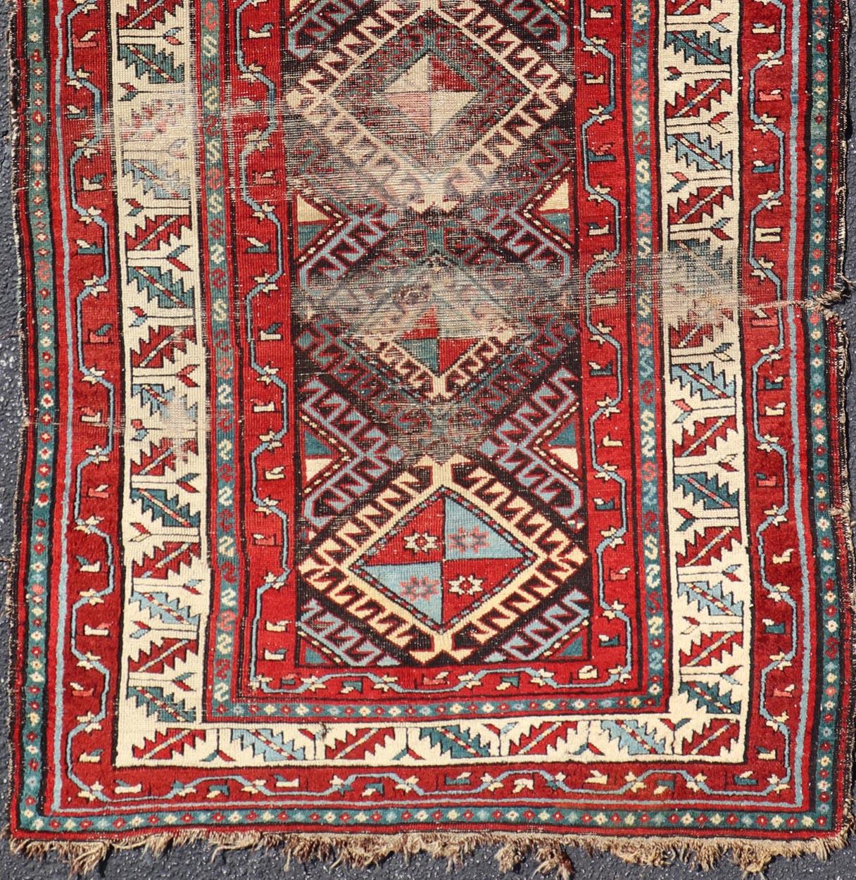 Ancien tapis caucasien Kazak avec médaillon à losanges en rouge 3'6 x 6'7 en vente 1