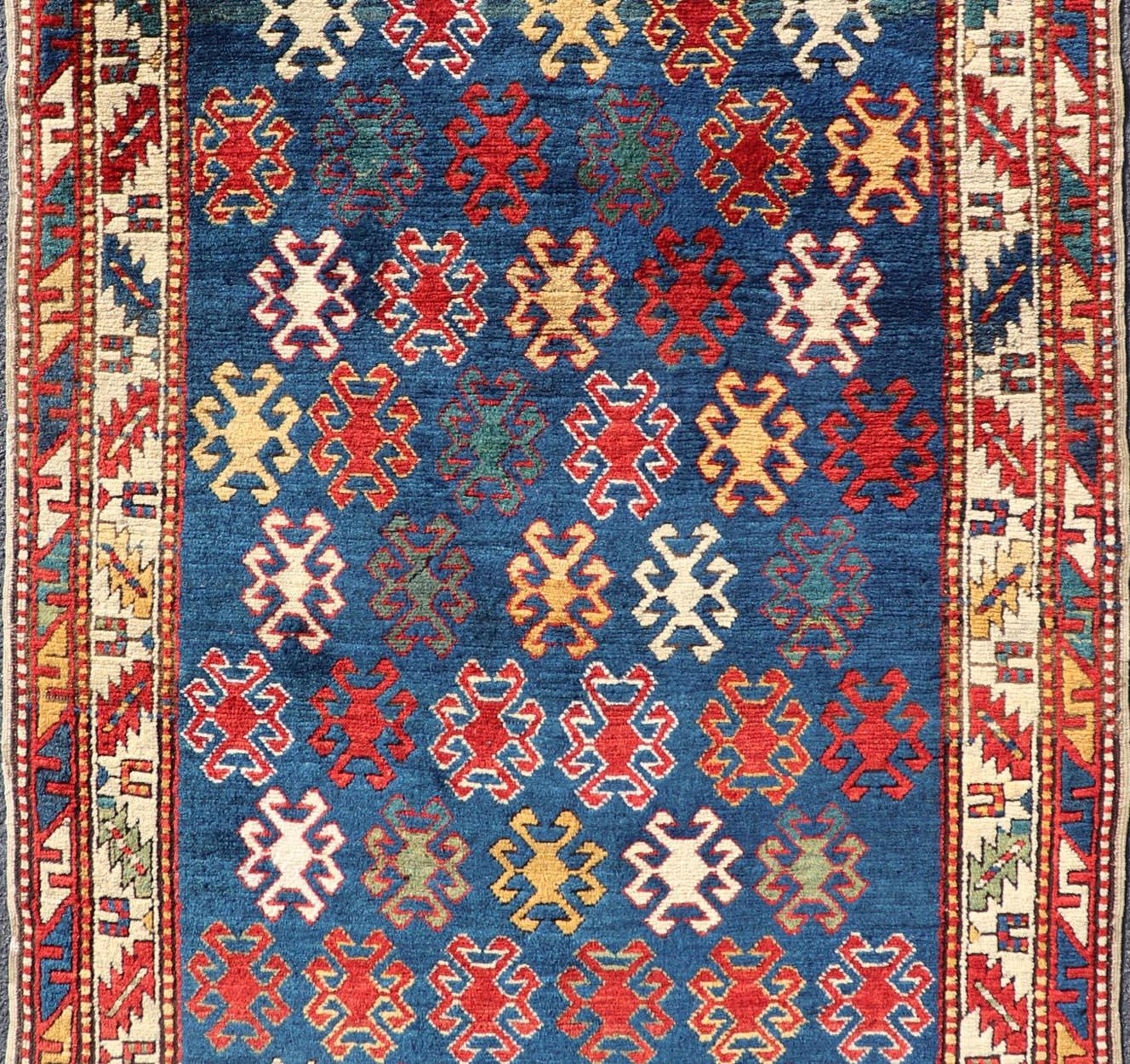Antiker kaukasischer Kazak-Teppich mit geometrischen und Stammesmotiven 4'3