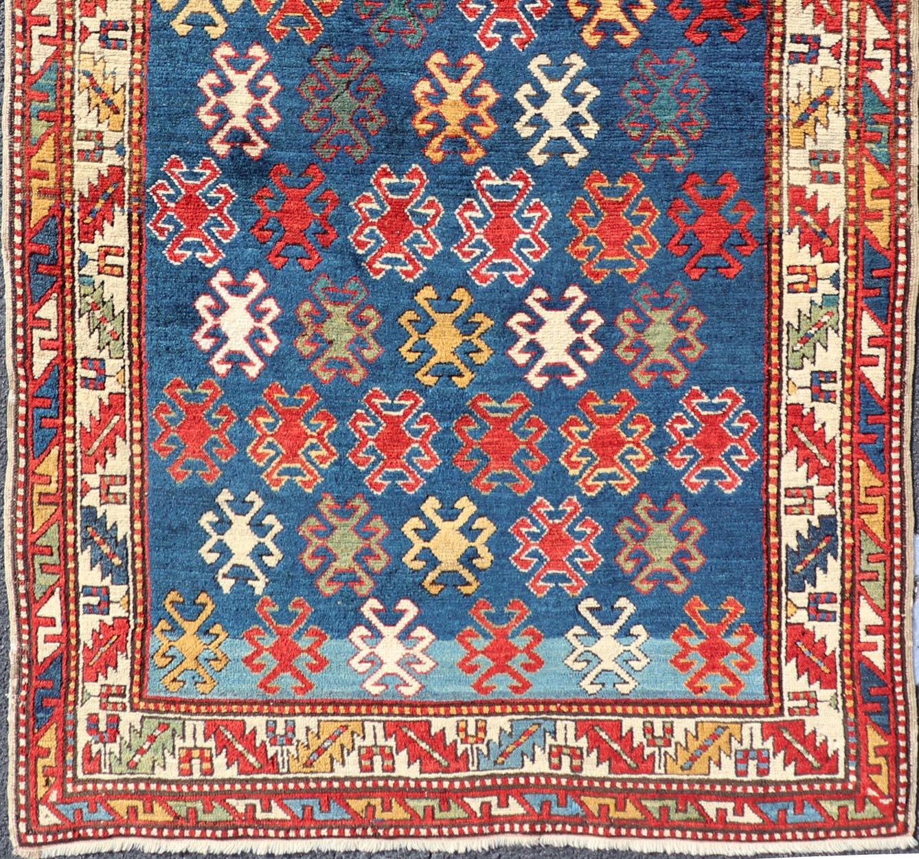 Antiker kaukasischer Kazak-Teppich mit geometrischen und Stammesmotiven 4'3