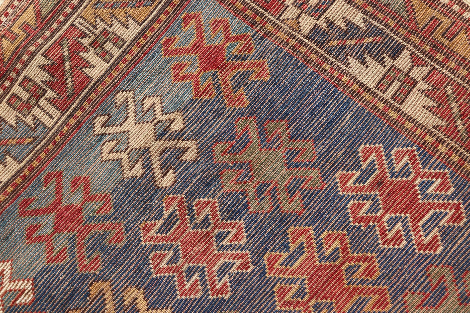 Antiker kaukasischer Kazak-Teppich mit geometrischen und Stammesmotiven 4'3