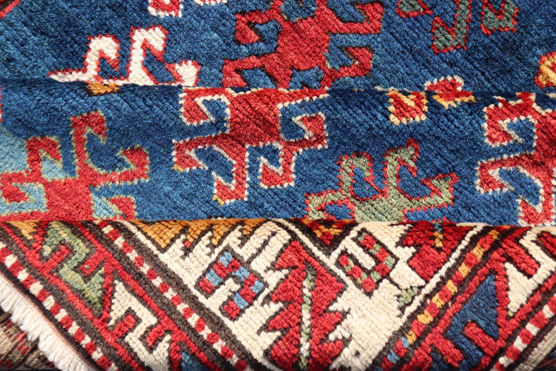 Antiker kaukasischer Kazak-Teppich mit geometrischen und Stammesmotiven 4'3