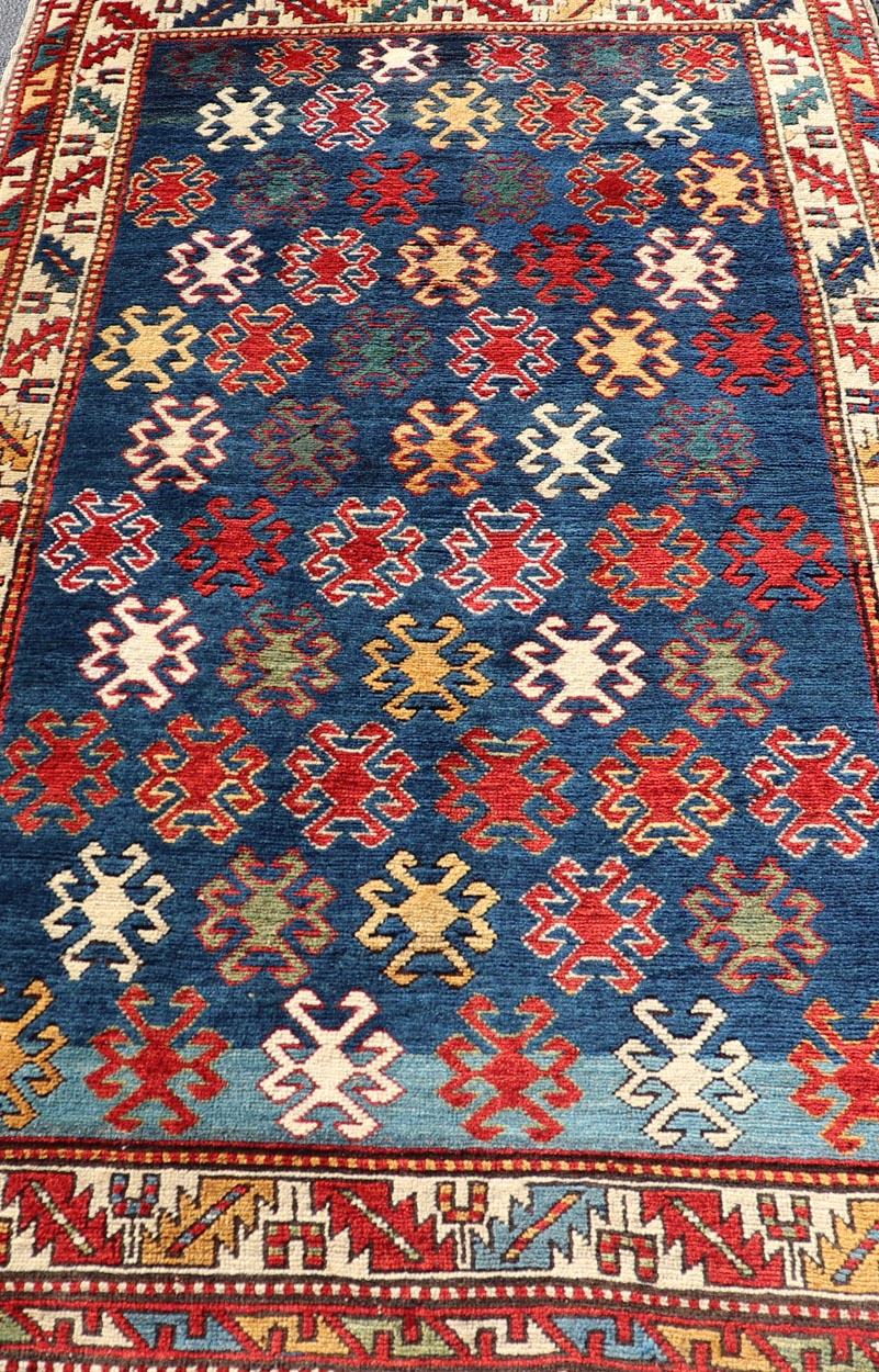 Antiker kaukasischer Kazak-Teppich mit geometrischen und Stammesmotiven Keivan Woven Arts. Keivan Woven Arts / Teppich /X23-1201-169, Herkunftsland / Typ: Kaukasus / Kasachisch, um 1875. 
Maße: 4'3 x 7'6 
Dieser Schatz aus dem späten 19. Jahrhundert