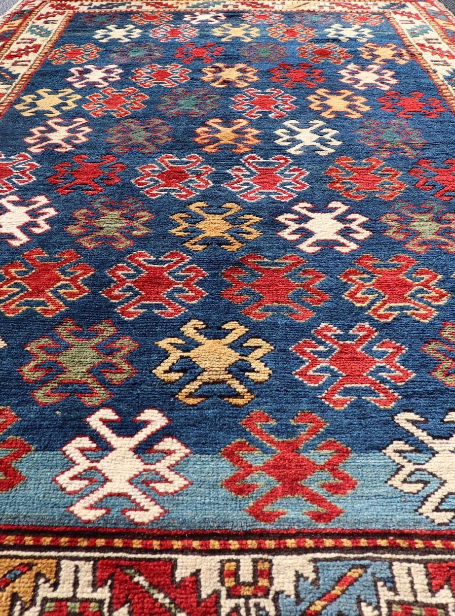 Antiker kaukasischer Kazak-Teppich mit geometrischen und Stammesmotiven 4'3