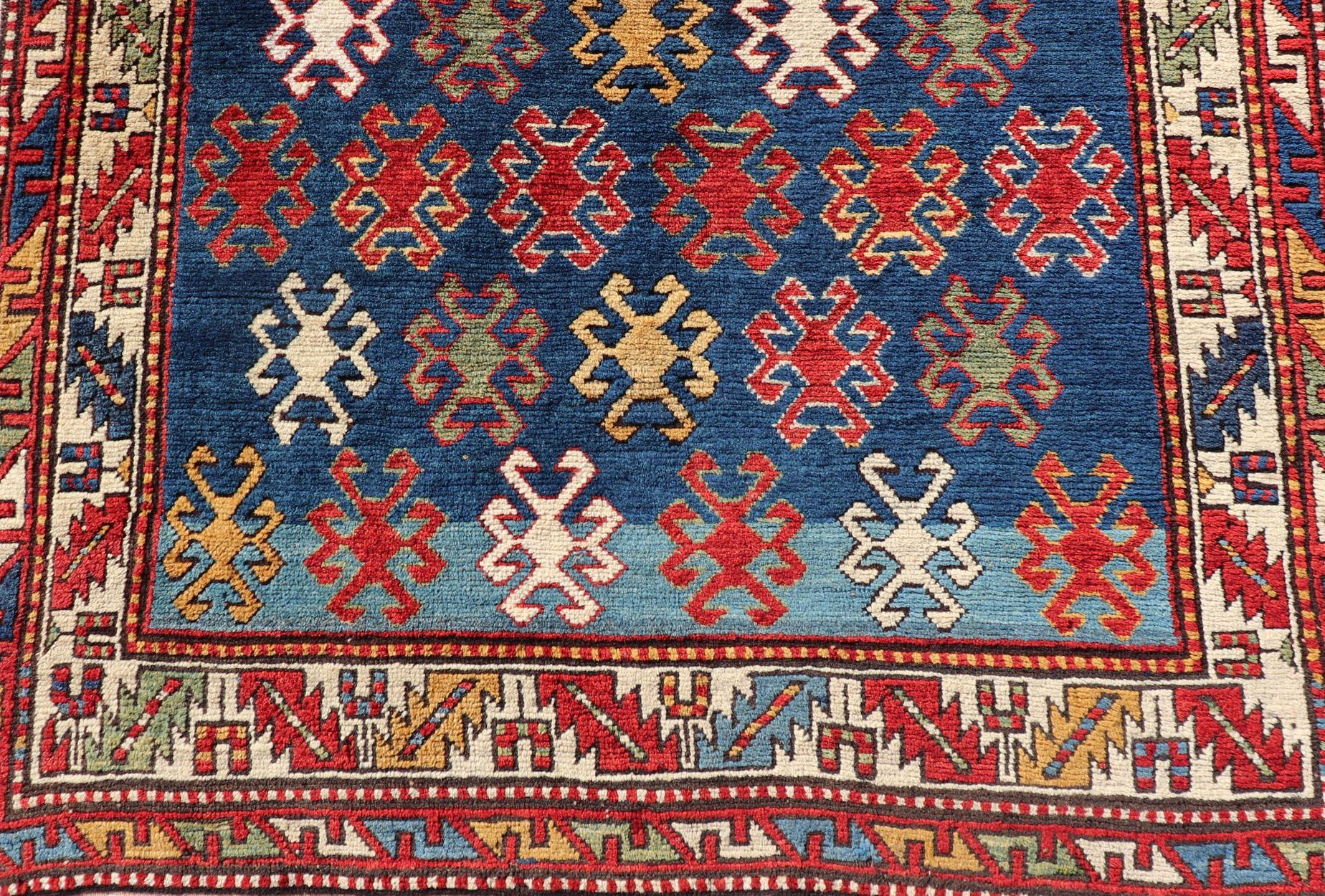 Antiker kaukasischer Kazak-Teppich mit geometrischen und Stammesmotiven 4'3