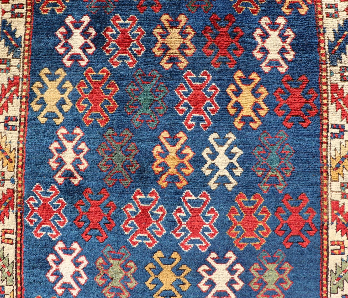 Antiker kaukasischer Kazak-Teppich mit geometrischen und Stammesmotiven 4'3
