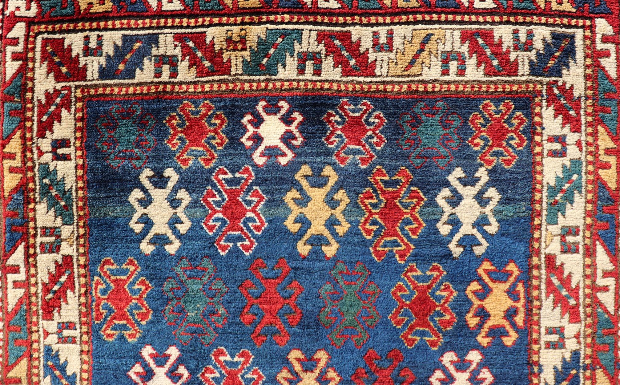 Antiker kaukasischer Kazak-Teppich mit geometrischen und Stammesmotiven 4'3