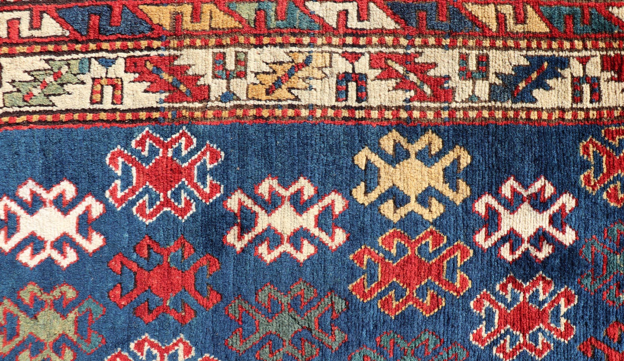 Antiker kaukasischer Kazak-Teppich mit geometrischen und Stammesmotiven 4'3
