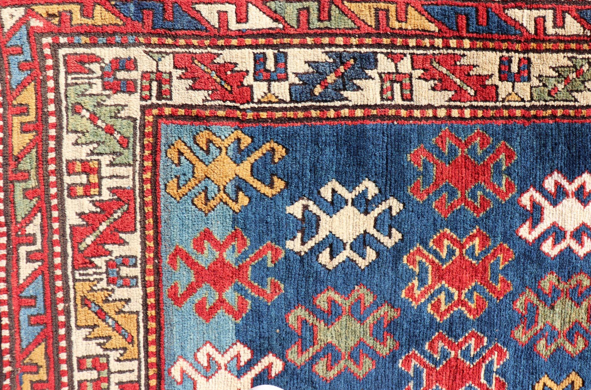 Antiker kaukasischer Kazak-Teppich mit geometrischen und Stammesmotiven 4'3