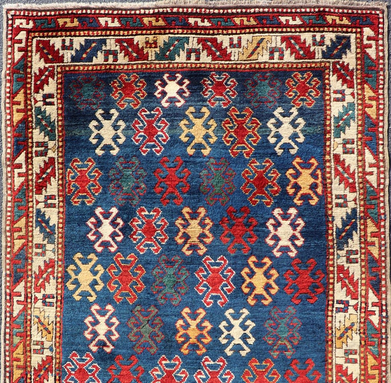 Antiker kaukasischer Kazak-Teppich mit geometrischen und Stammesmotiven 4'3