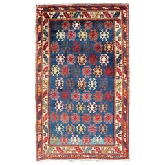 Antiker kaukasischer Kazak-Teppich mit geometrischen und Stammesmotiven 4'3" X7'6"