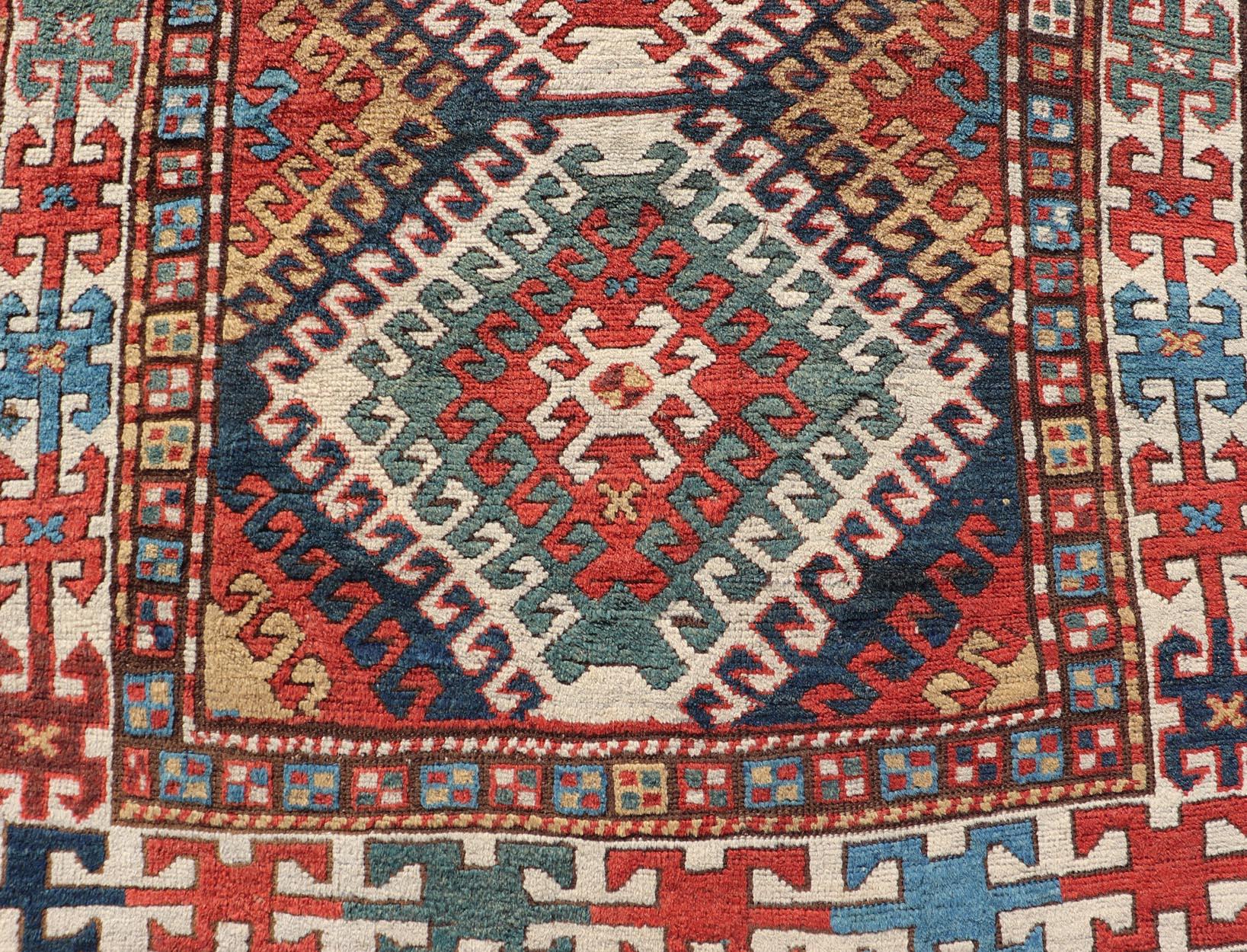 Antiker kaukasischer Kazak-Teppich mit geometrischem Design und Medaillons, 3'10