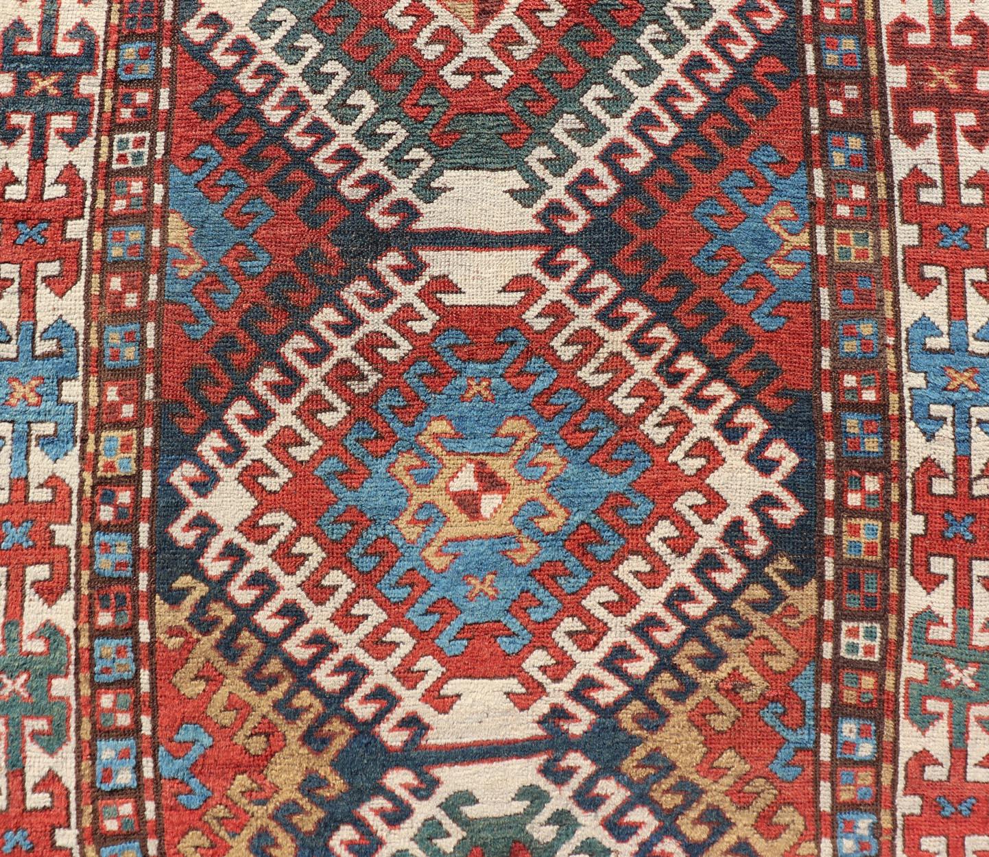 Antiker kaukasischer Kazak-Teppich mit geometrischem Design und Medaillons, 3'10