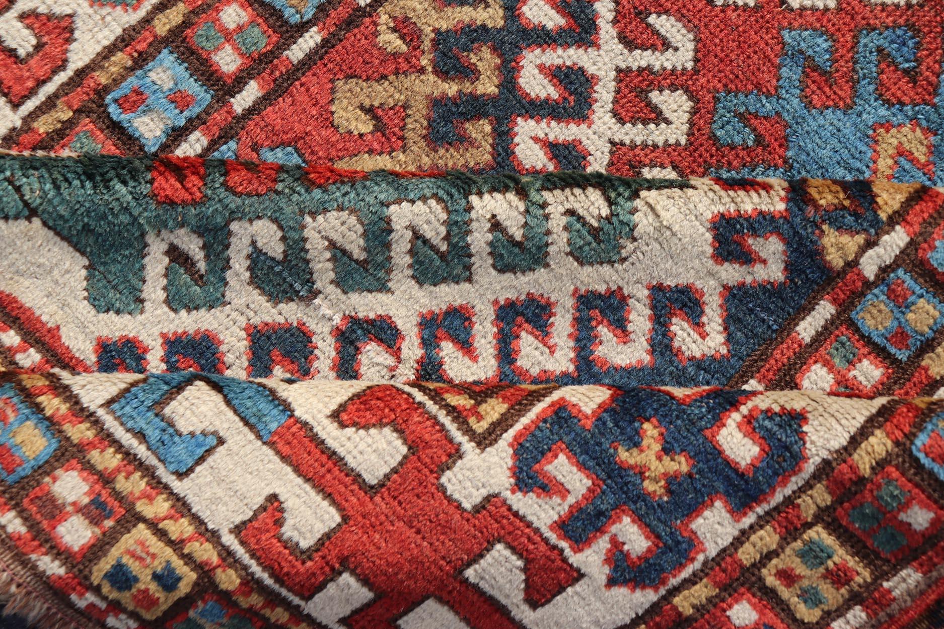 Antiker kaukasischer Kazak-Teppich mit geometrischem Design und Medaillons, 3'10