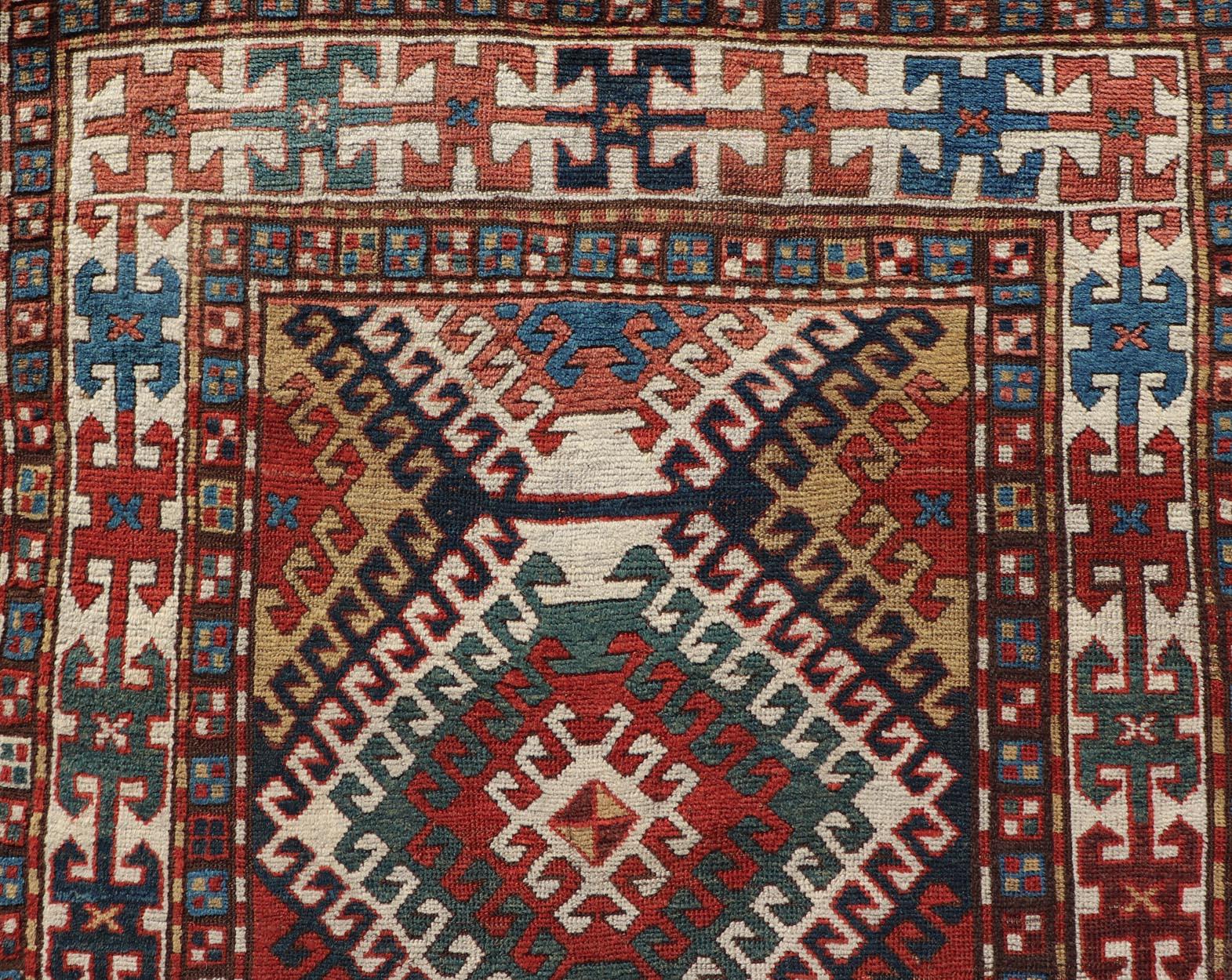 Antiker kaukasischer Kazak-Teppich mit geometrischem Medaillon-Design von Keivan Woven Arts. Keivan Woven Arts /  Teppich X23-1205-197, Herkunftsland / Typ: Kaukasus / Kaukasischer Kazak, um 1880.
Maße: 3'10 x 7'4 
Brilliante Kazak-Teppiche gehören