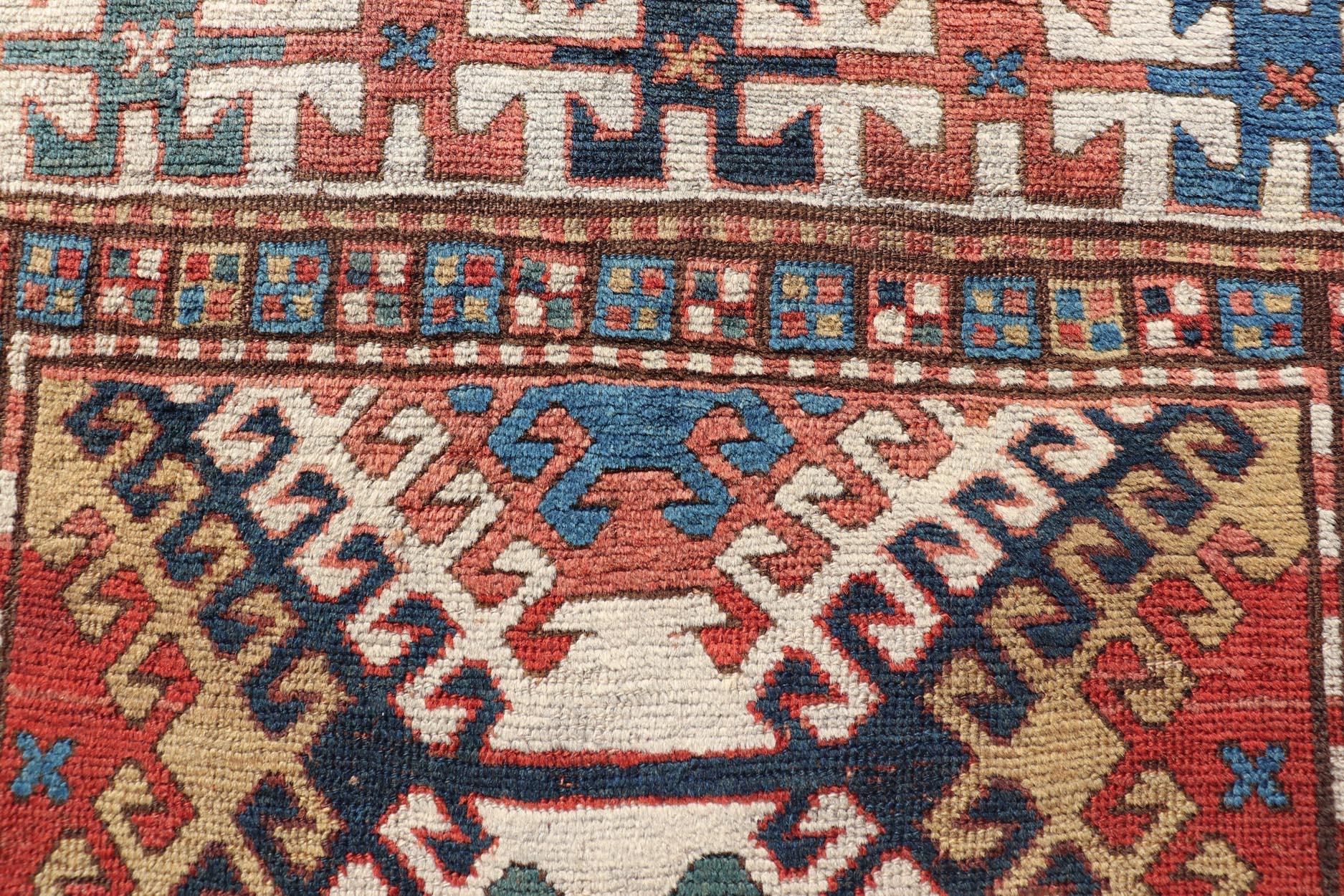 Antiker kaukasischer Kazak-Teppich mit geometrischem Design und Medaillons, 3'10