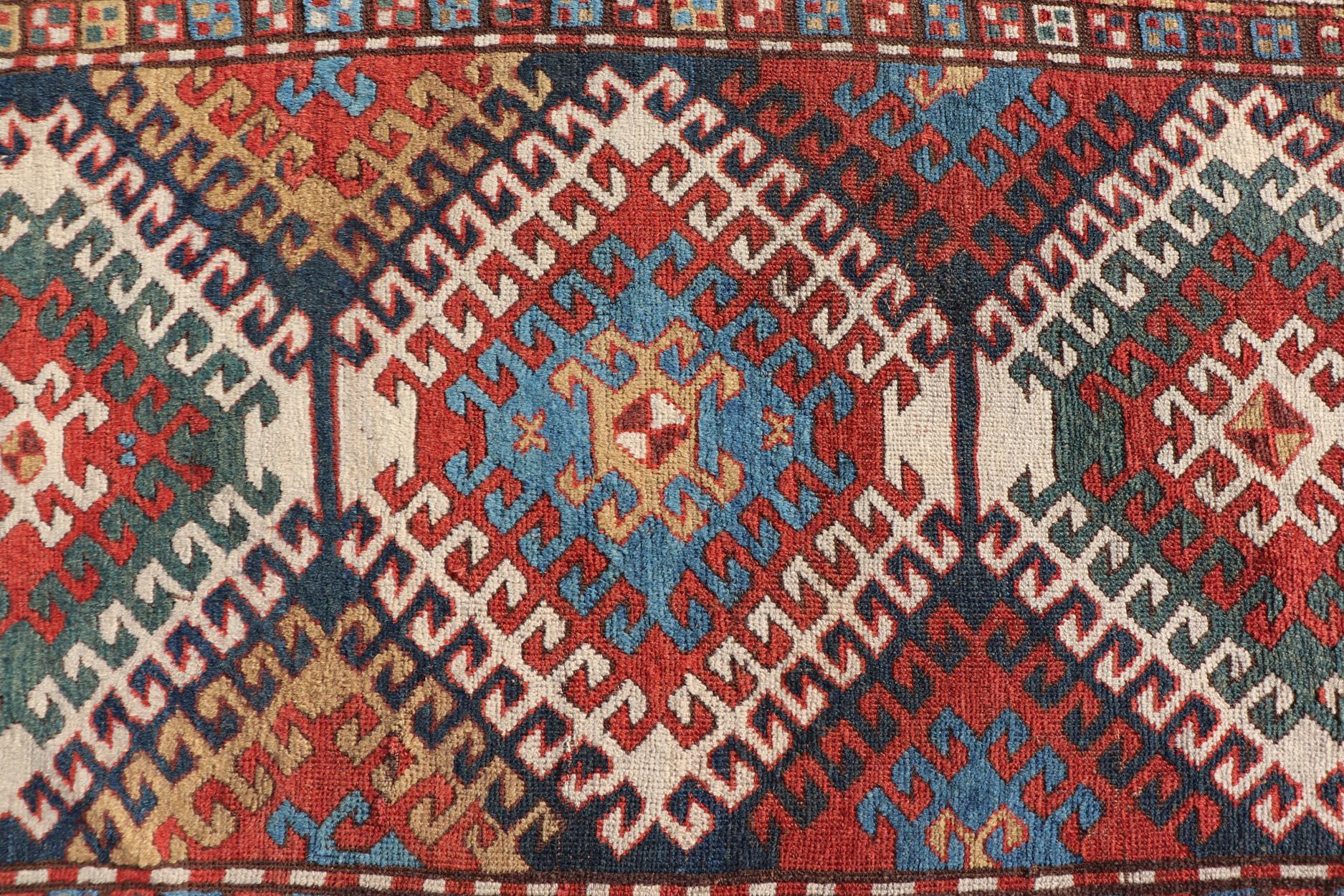 Antiker kaukasischer Kazak-Teppich mit geometrischem Design und Medaillons, 3'10