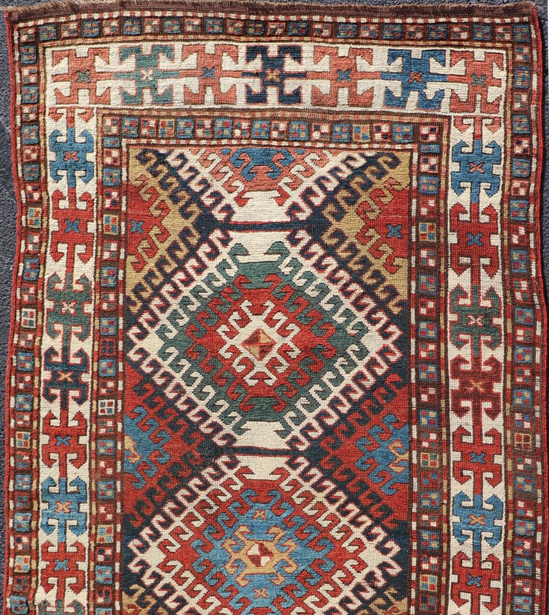 Antiker kaukasischer Kazak-Teppich mit geometrischem Design und Medaillons, 3'10