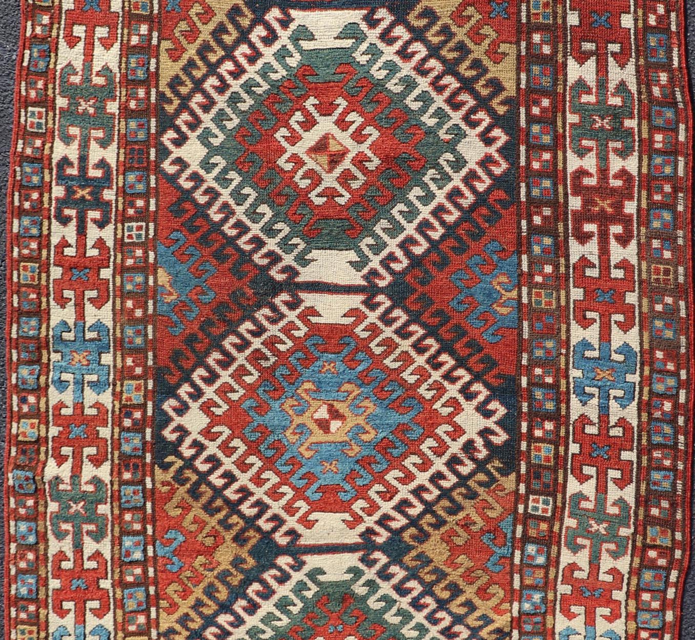 Antiker kaukasischer Kazak-Teppich mit geometrischem Design und Medaillons, 3'10
