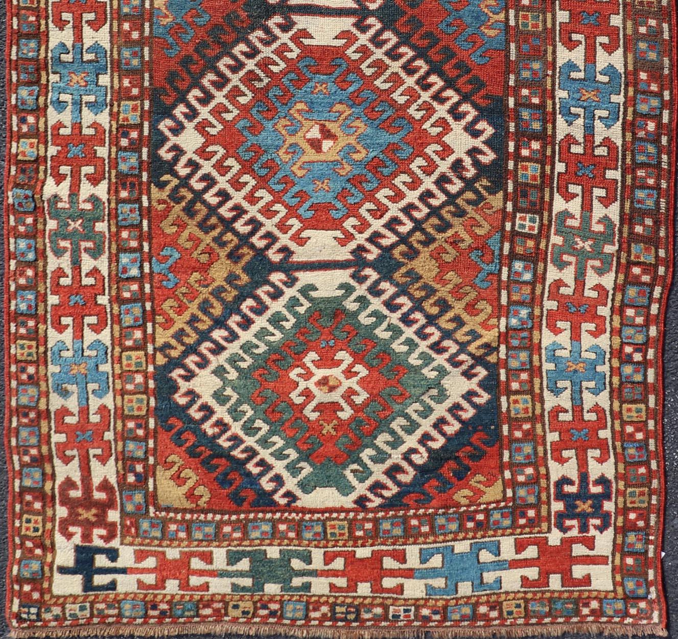 Antiker kaukasischer Kazak-Teppich mit geometrischem Design und Medaillons, 3'10