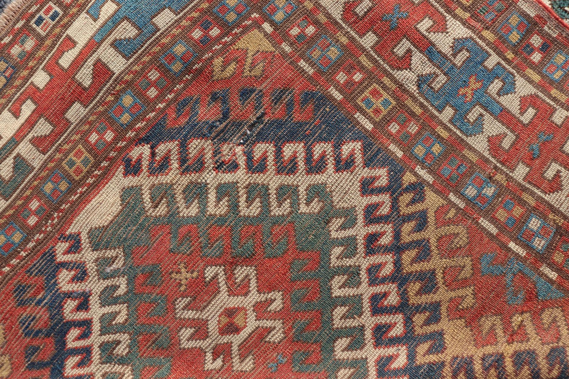 Antiker kaukasischer Kazak-Teppich mit geometrischem Design und Medaillons, 3'10