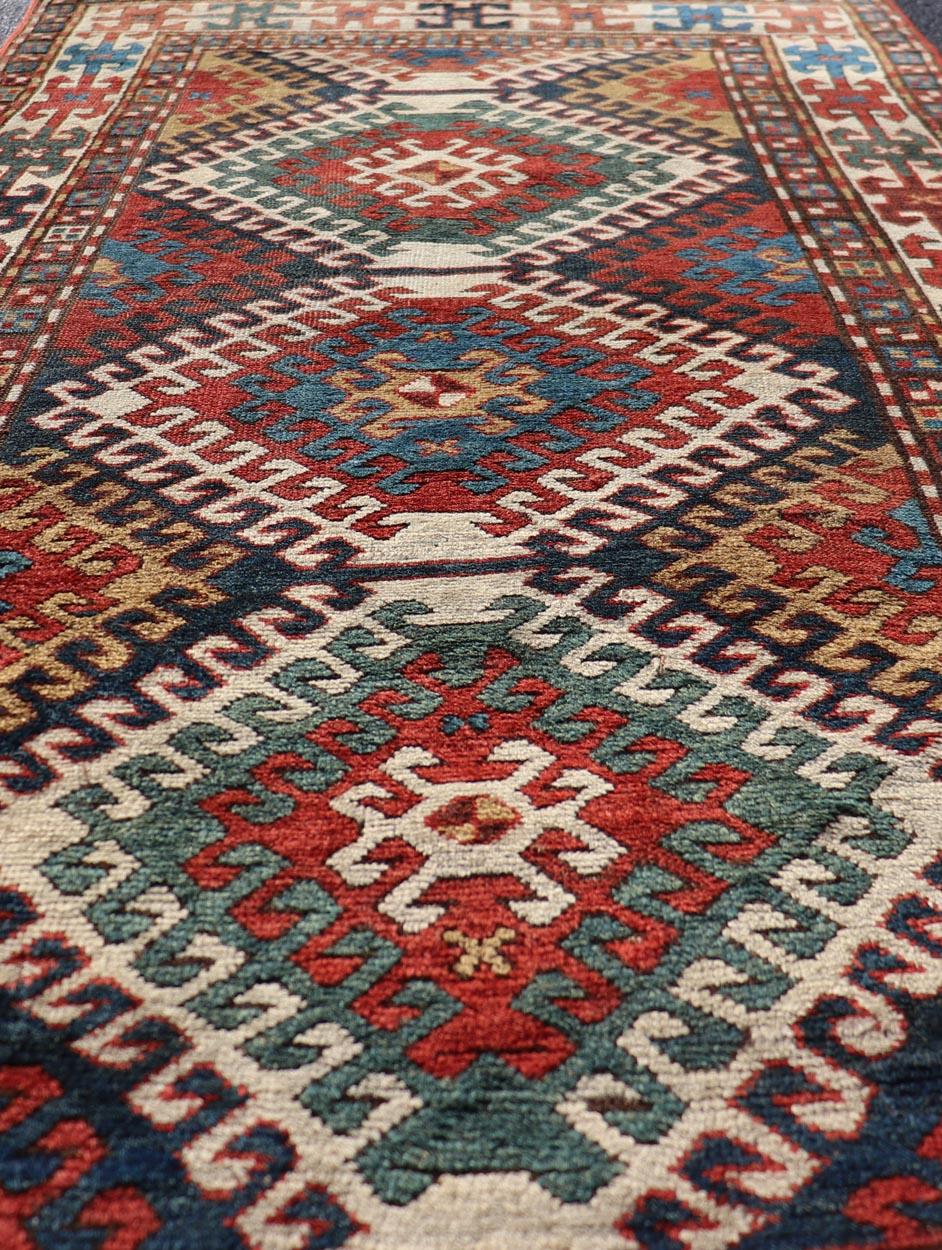 Antiker kaukasischer Kazak-Teppich mit geometrischem Design und Medaillons, 3'10
