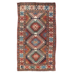 Antiker kaukasischer Kazak-Teppich mit geometrischem Design und Medaillons, 3'10" X7'4"
