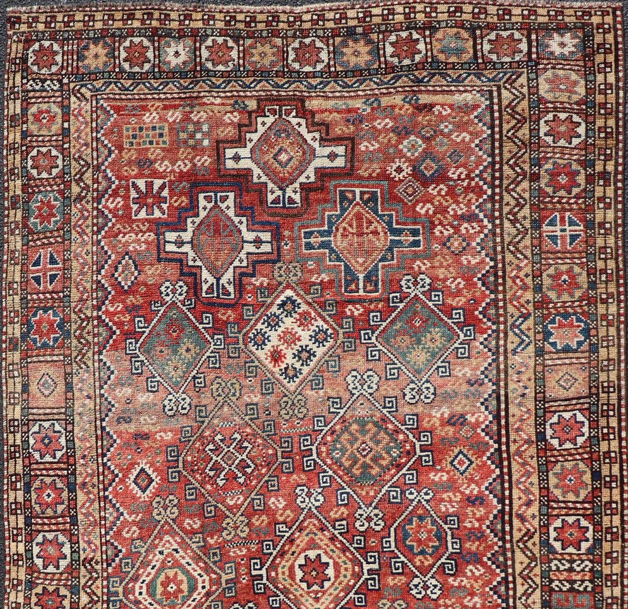 Antiker kaukasischer Kazak-Teppich mit geometrischem Design und Stammesmotiven  (Handgeknüpft) im Angebot