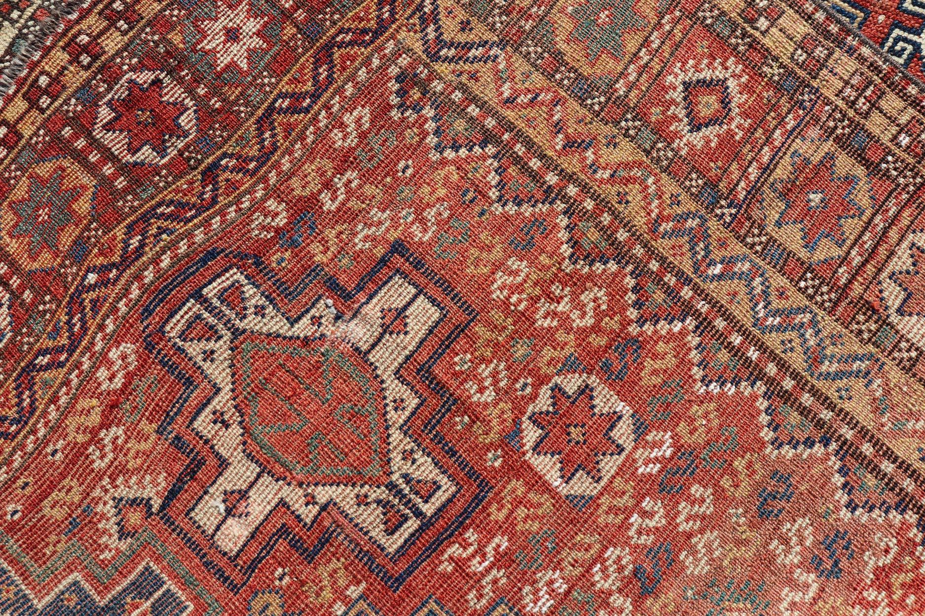 Antiker kaukasischer Kazak-Teppich mit geometrischem Design und Stammesmotiven  (Spätes 19. Jahrhundert) im Angebot