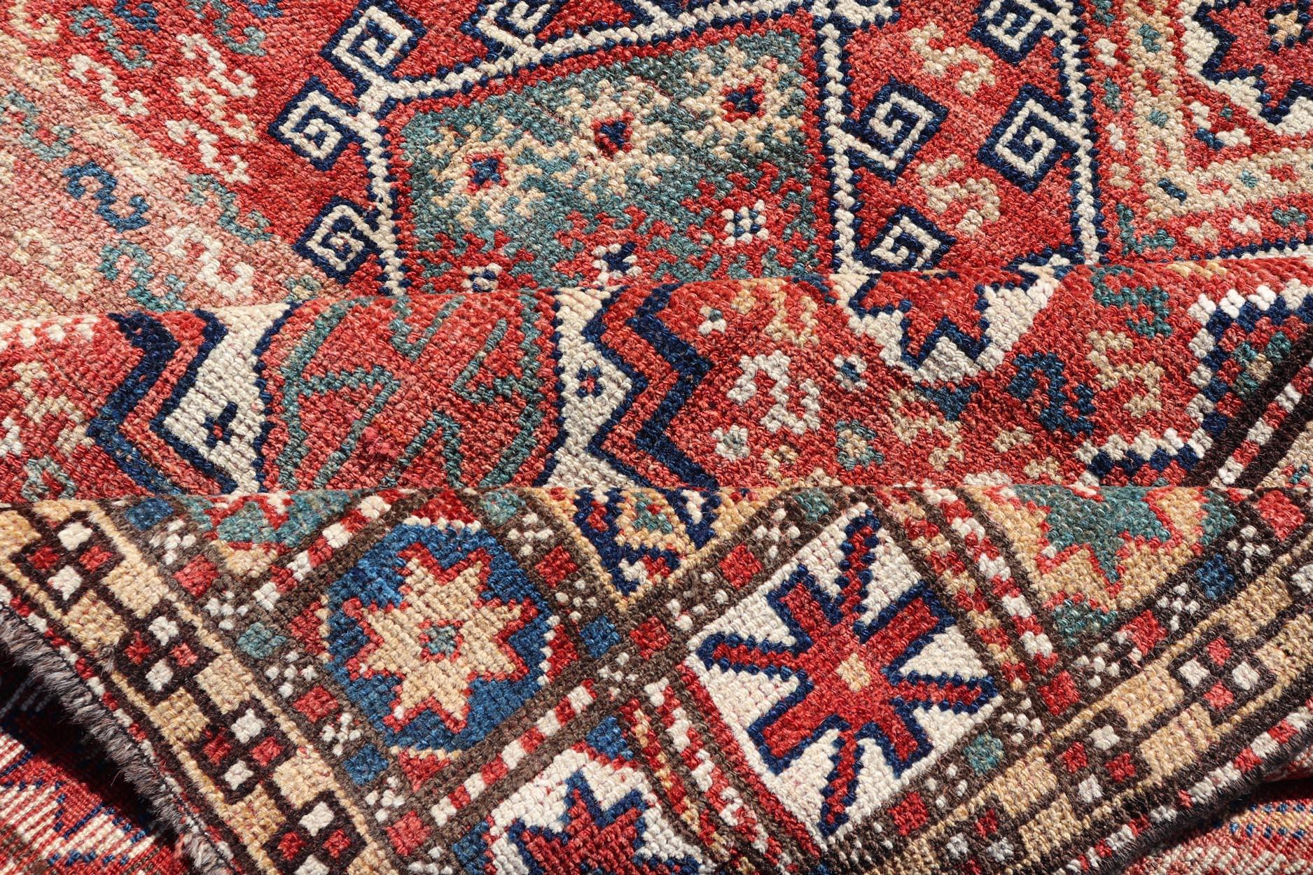 Antiker kaukasischer Kazak-Teppich mit geometrischem Design und Stammesmotiven  (Wolle) im Angebot