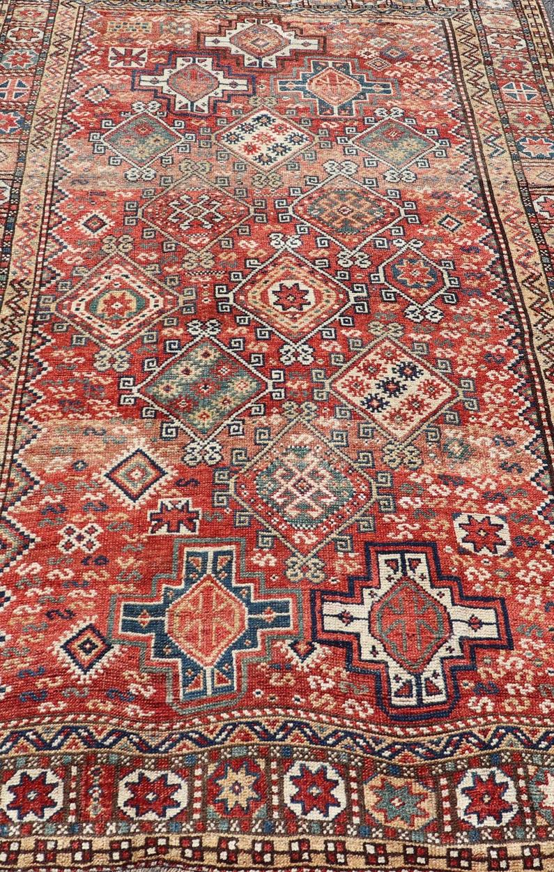 Antiker kaukasischer Kazak-Teppich mit geometrischem Design und Stammesmotiven  im Angebot 1