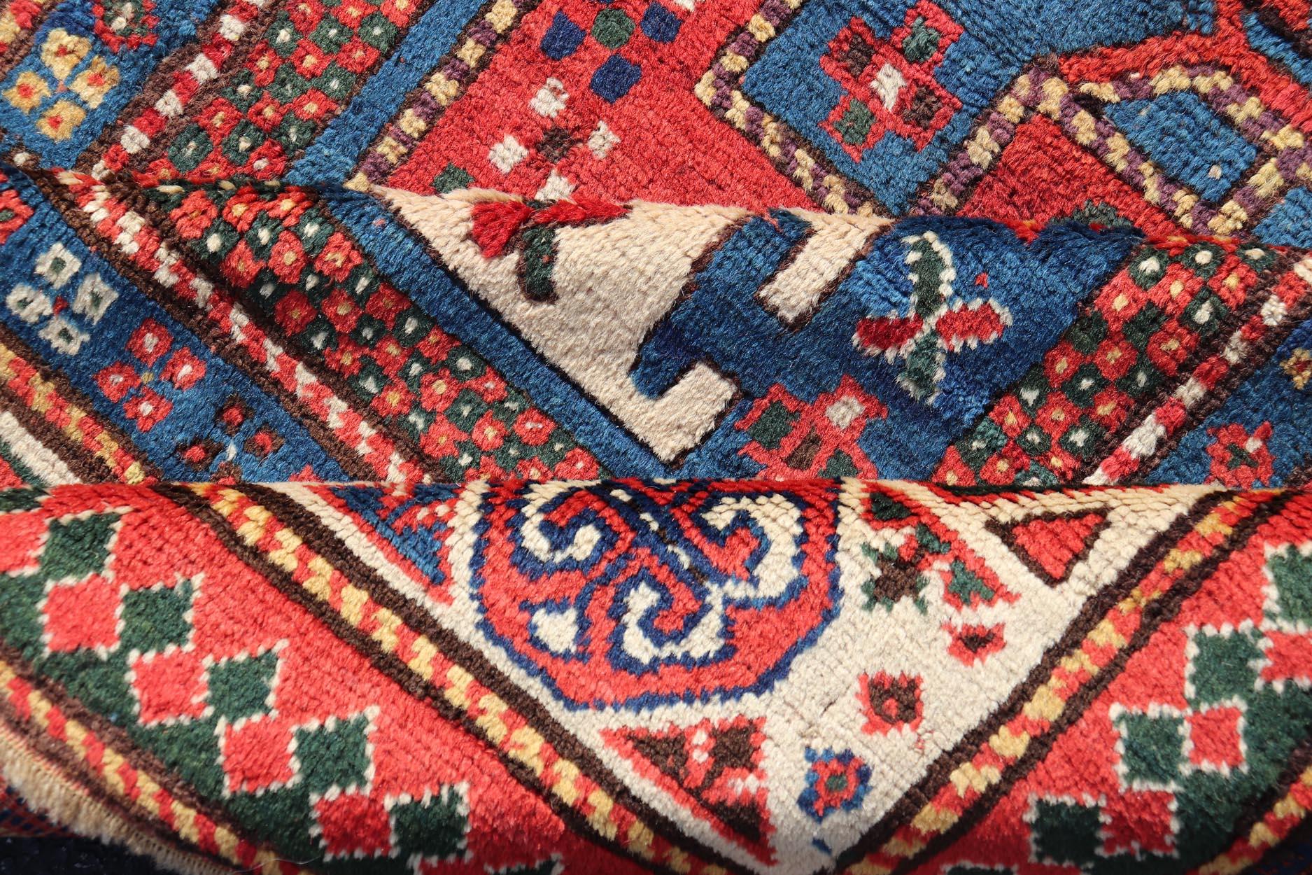 Antiker kaukasischer Kazak-Teppich mit geometrischen Medaillons 4'4
