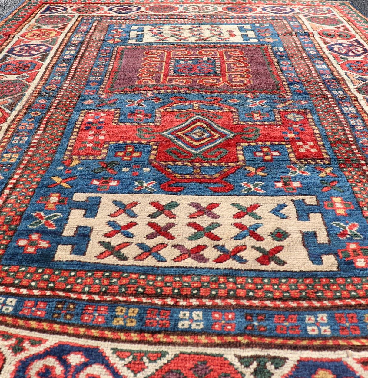 Antiker kaukasischer Kazak-Teppich mit geometrischen Medaillons 4'4