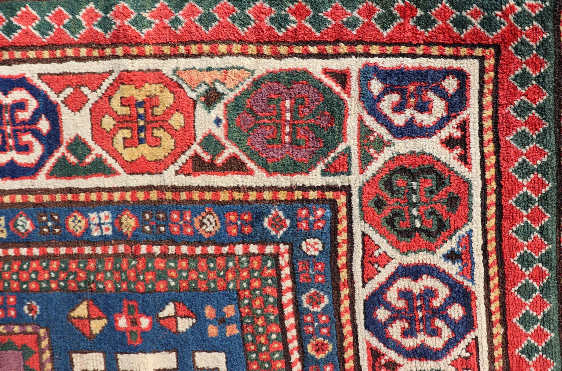 Antiker kaukasischer Kazak-Teppich mit geometrischen Medaillons 4'4