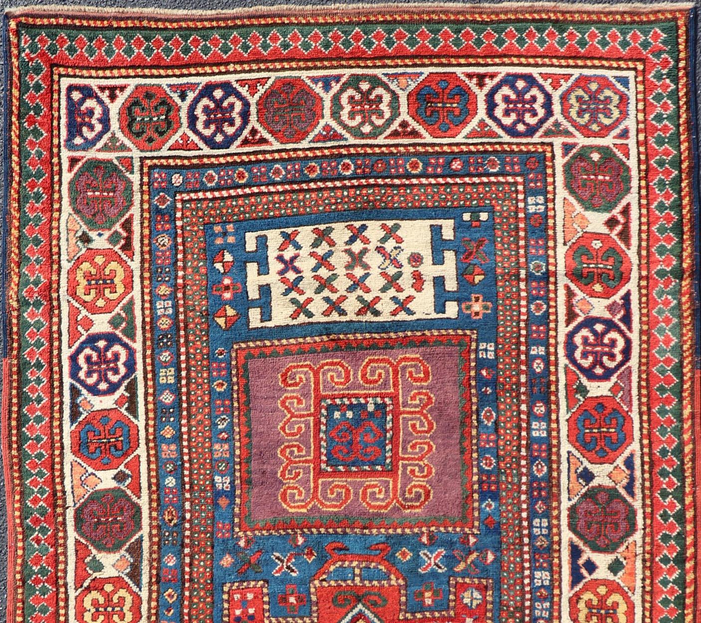 Antiker kaukasischer Kazak-Teppich mit geometrischen Medaillons 4'4