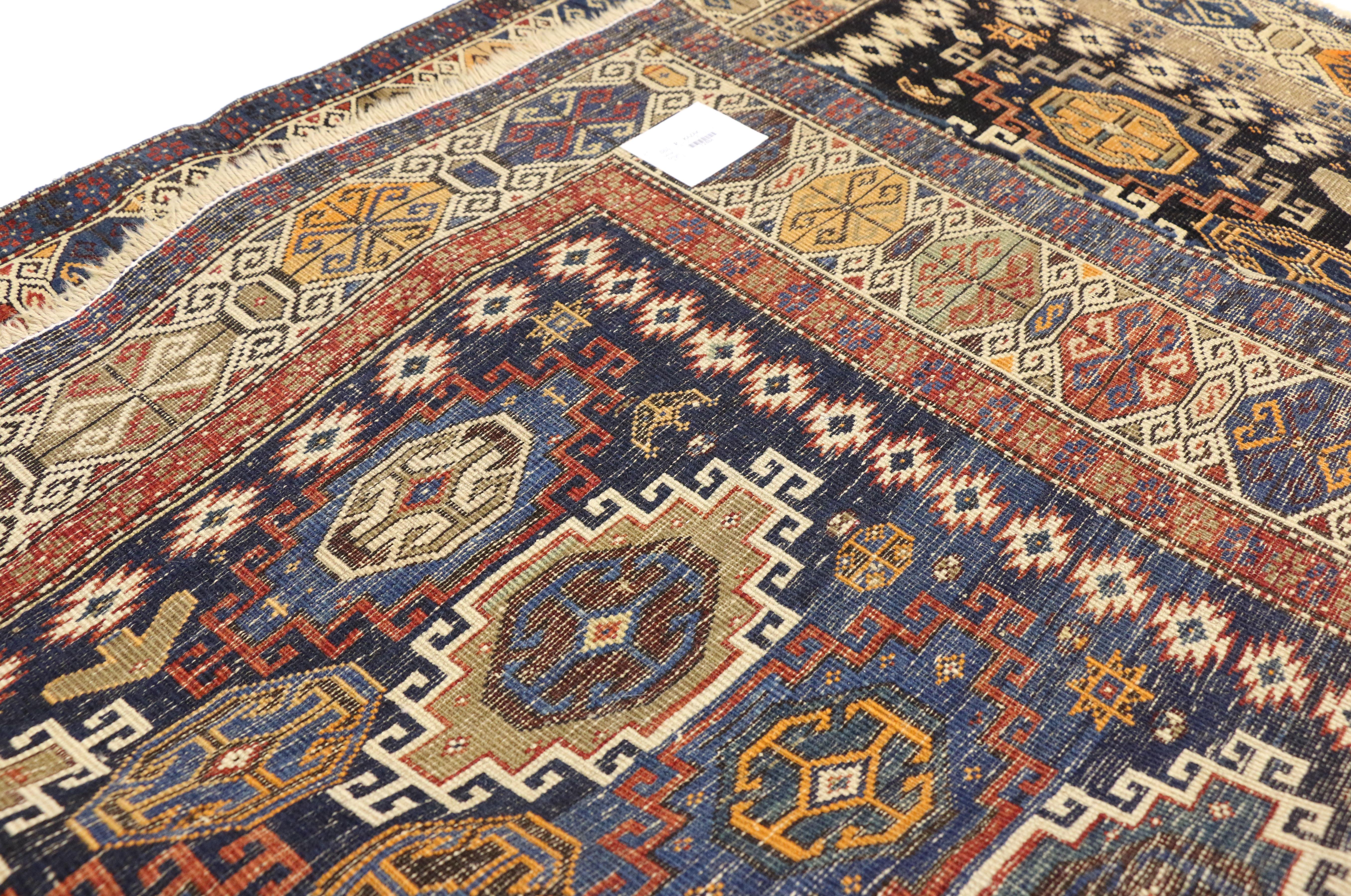Caucasien Tapis caucasien ancien de type Kazak avec style tribal rustique, tapis carré en vente