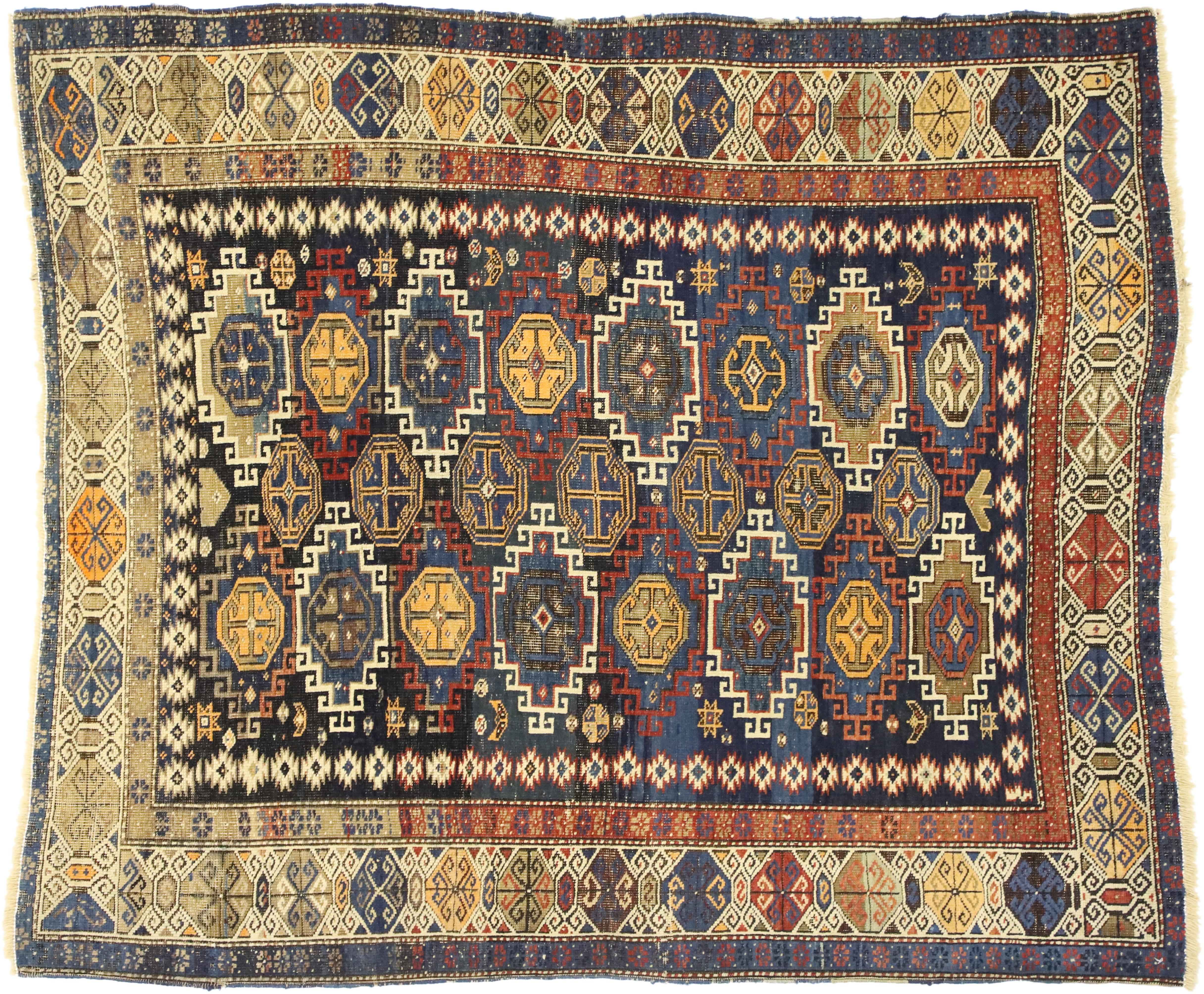 Noué à la main Tapis caucasien ancien de type Kazak avec style tribal rustique, tapis carré en vente