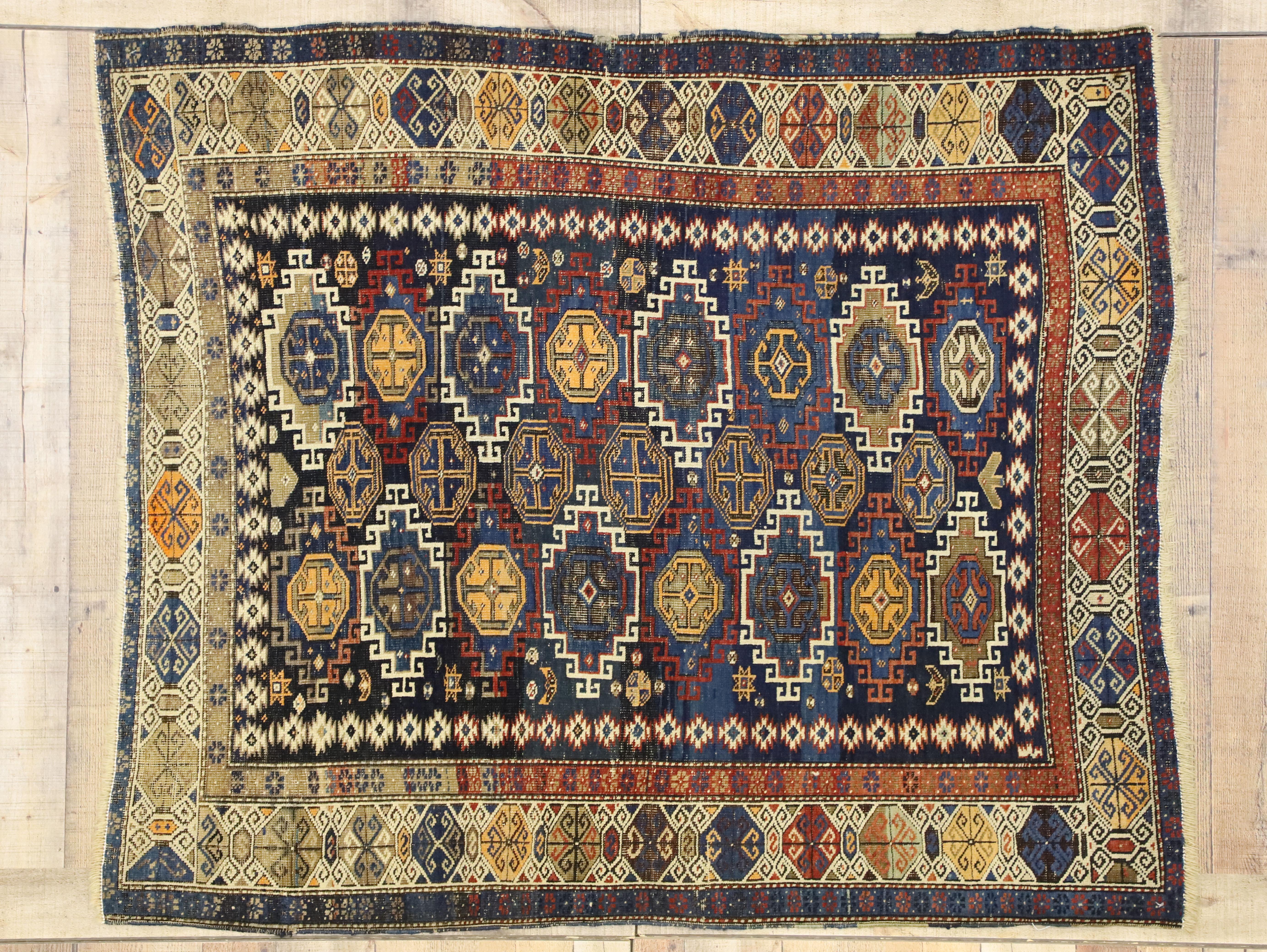 20ième siècle Tapis caucasien ancien de type Kazak avec style tribal rustique, tapis carré en vente