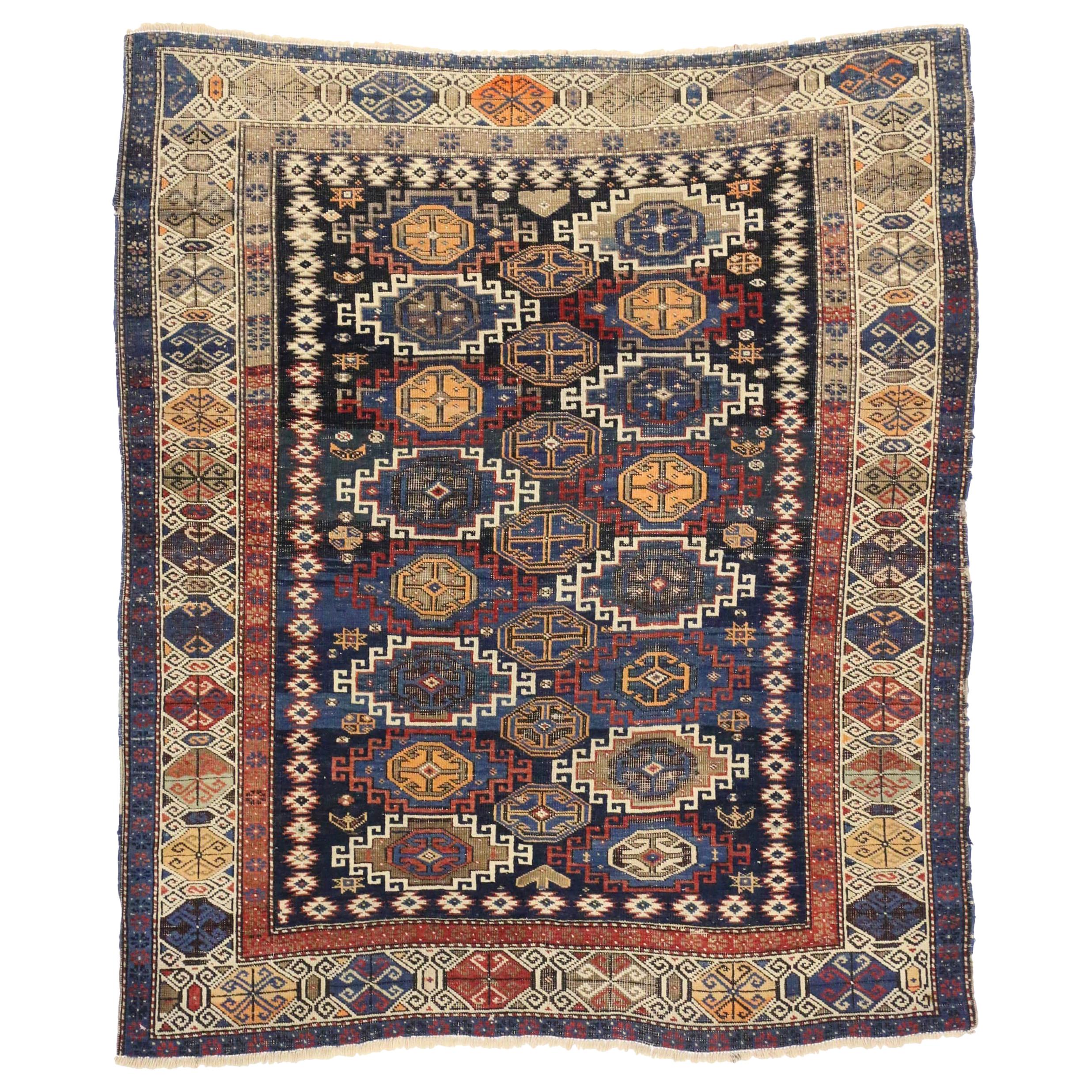Antiker kaukasischer Kazak-Teppich mit rustikalem Stammesstil, quadratischer Teppich im Angebot