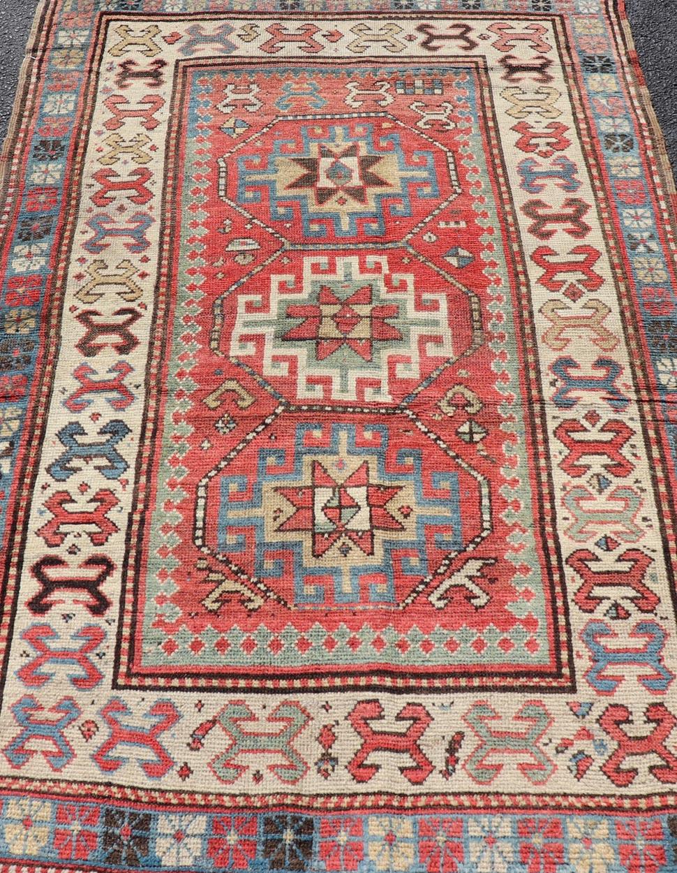 Antiker kaukasischer Kazak-Teppich mit subgeometrischem Medaillon-Design im Angebot 3