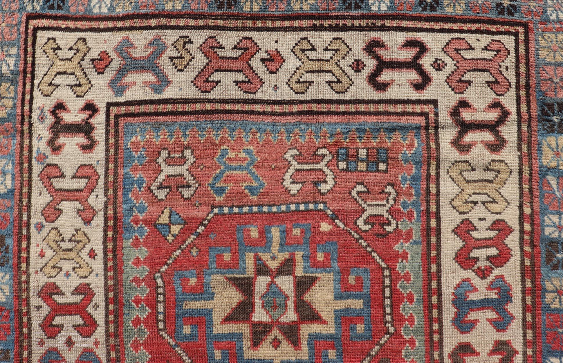 Antiker kaukasischer Kazak-Teppich mit subgeometrischem Medaillon-Design (Kaukasisch) im Angebot