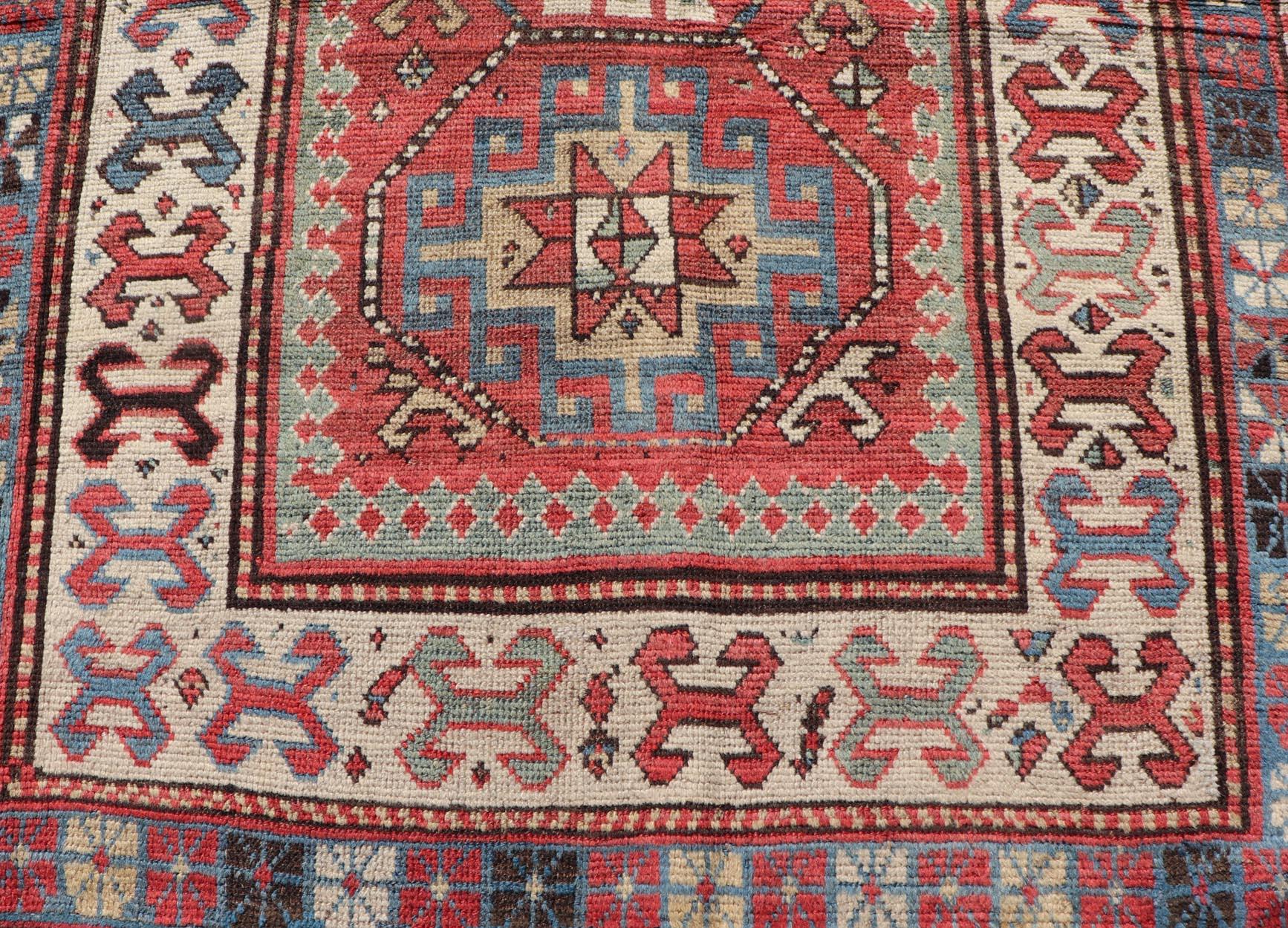 Antiker kaukasischer Kazak-Teppich mit subgeometrischem Medaillon-Design (Handgeknüpft) im Angebot