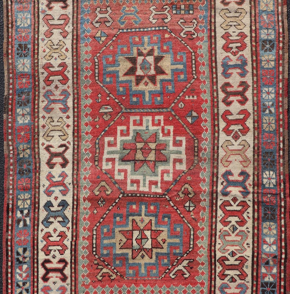 Antiker kaukasischer Kazak-Teppich mit subgeometrischem Medaillon-Design (19. Jahrhundert) im Angebot