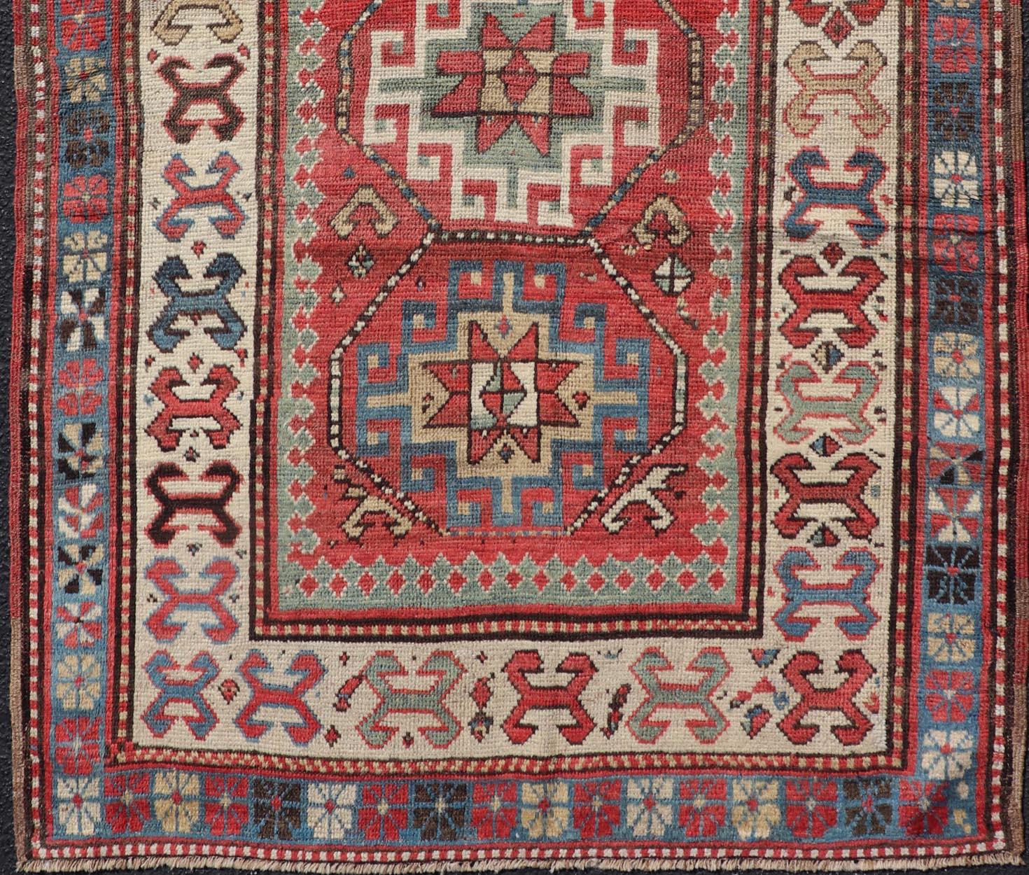 Antiker kaukasischer Kazak-Teppich mit subgeometrischem Medaillon-Design (Wolle) im Angebot