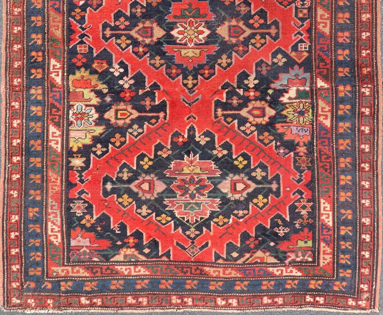 Tapis caucasien ancien du Caucase avec motif de médaillons sous-géométriques rouges et bleus en vente 2