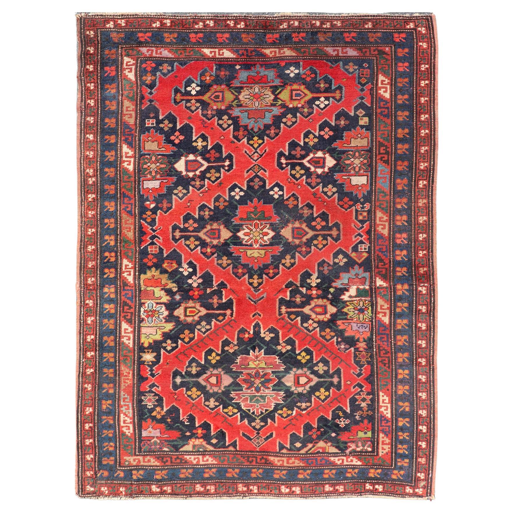 Antiker kaukasischer Kazak-Teppich mit subgeometrischem Medaillon-Design in Rot und Blau